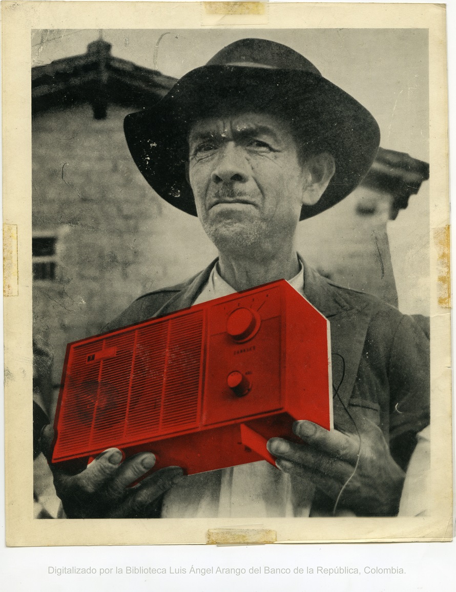 Oyente campesino de Radio Sutatenza con radio transistorizado. Imagen exclusiva de divulgación, prohibido su uso.
