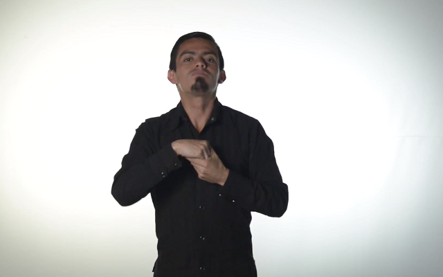 Interprete de lengua de señas colombiana dando a conocer la Actividad cultural del Banco de la República