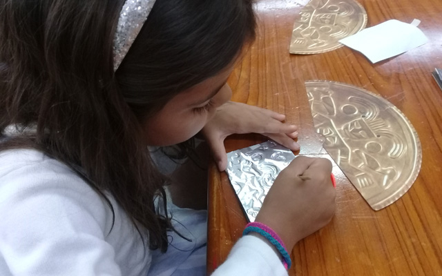 Niña en taller del Museo de Oro Tairona
