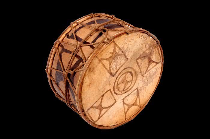 Tambor tikuna, Amazonia. Museo Etnográfico del Banco de la República en Leticia.