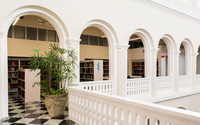 Biblioteca Bartolomé Calvo y edificio del Banco de la República La