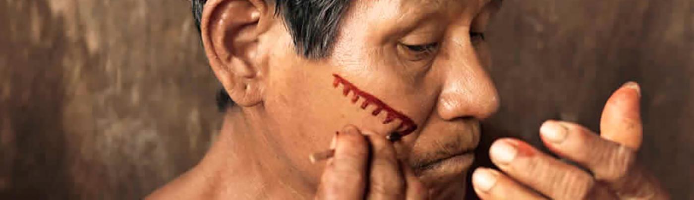 Indígena cubeo con pintura corporal