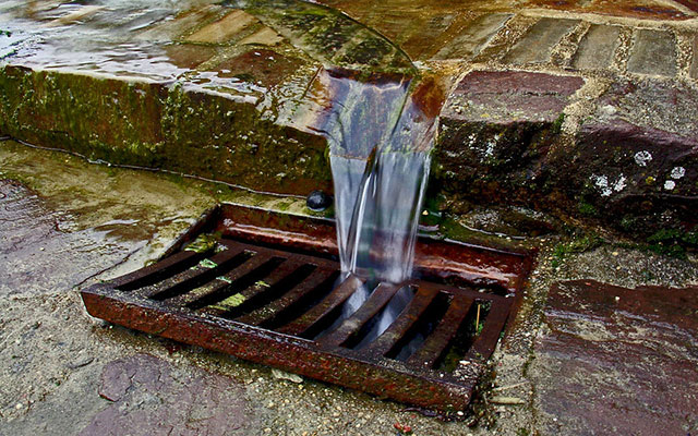 Agua entrando a una alcantarilla