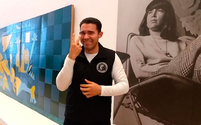 Visita a la expo Beatriz González en lengua de señas