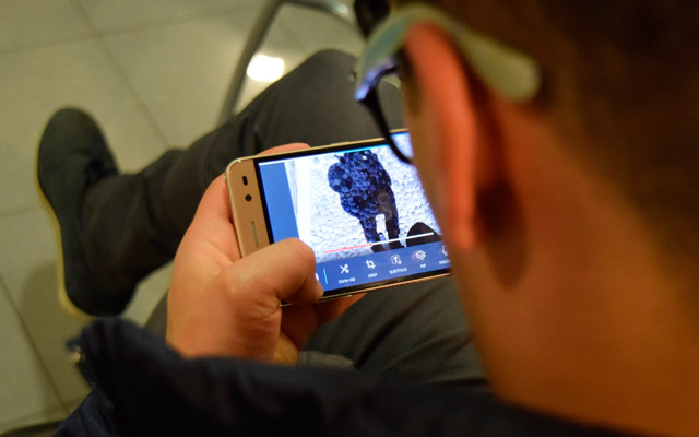 Joven observando un vídeo en su celular 