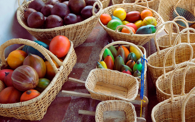 Cestos con frutas