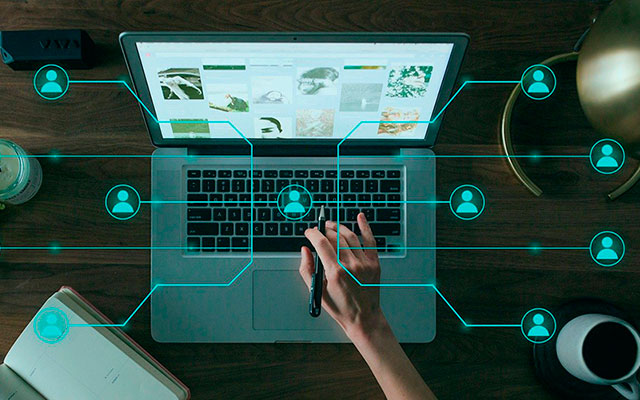 Joven trabajando en un computador