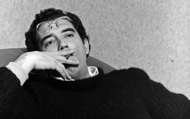 Dario Jaramillo recostado en un sofá