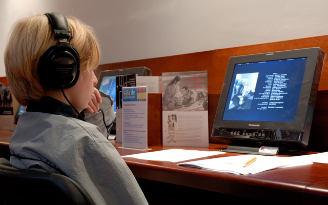 Niño en la Sala de Audiovisuales
