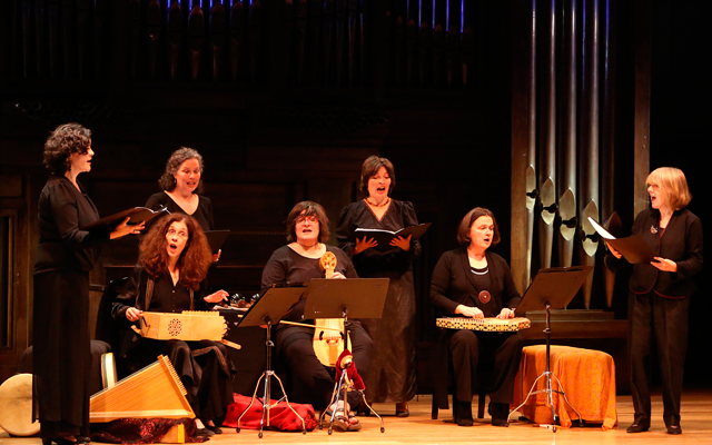 Discantus (Francia) es un ensamble vocal integrado por mujeres que se formaron en escuelas que estudian la tradición de la música sacra antigua para voz desde la Edad Media hasta inicios del Renacimiento en Europa.