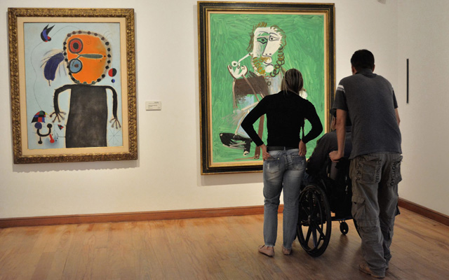 Persona en silla de ruedas en el Museo 