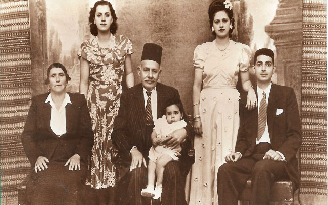 Miembros de la Familia Handal antes de migrar a las Américas. Belén, Palestina, c. 1943