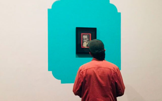 Joven observando Filosofía, pieza del precursor del collage Pedro Manrique Figueroa