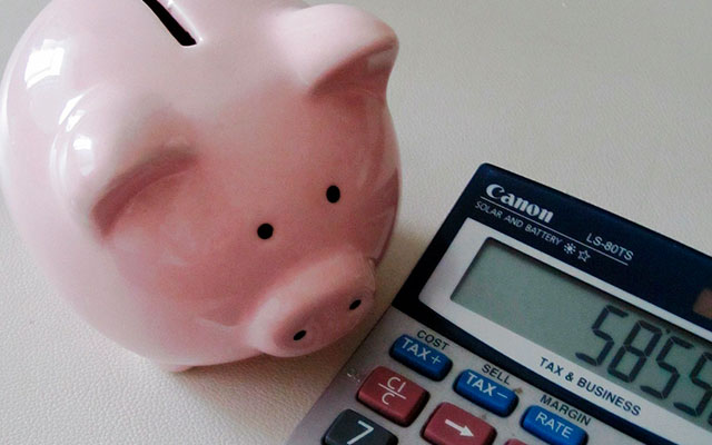 Una alcancía y una calculadora