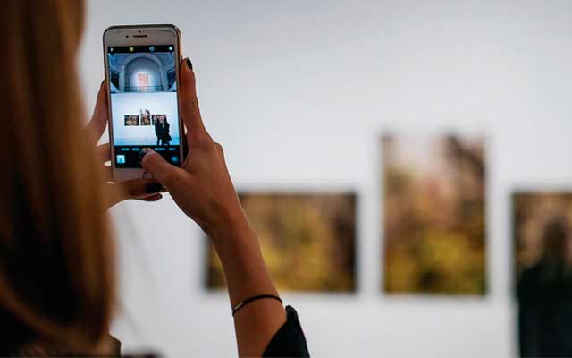 Joven tomando fotografía con su celular