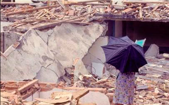 Fotografía Toma guerrillera Nariño Antioquia, señora con sombrilla, toma y propiedad de Natalia Botero Duque