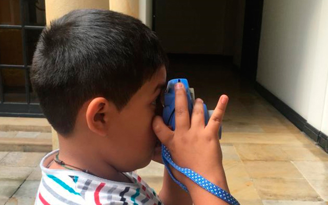 Niño con una cámara en las manos