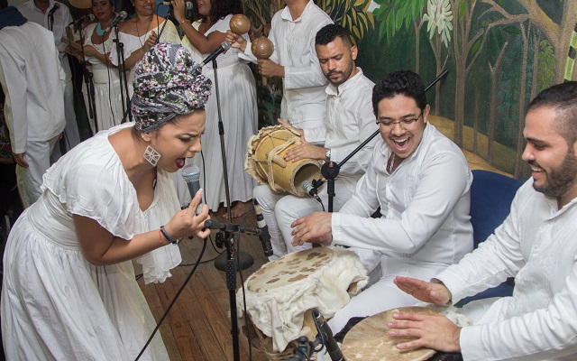 Mujer cantando y hombres interpretando la tambora. Grupo Tonada. Foto, Jaime Consuegra 