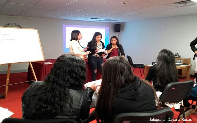 varias personas reunidas en un salón
