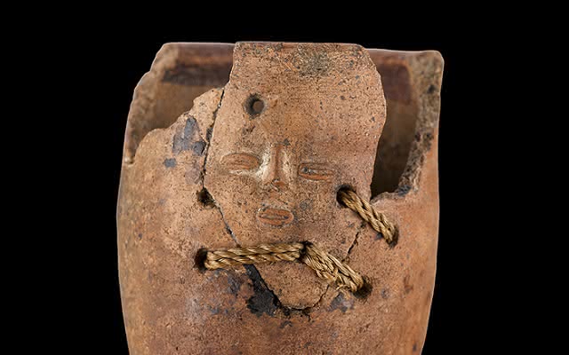 Jarra Muisca con reparación de amarres. 