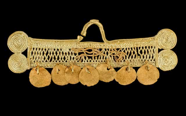 Nariguera de oro reparada con material añadido