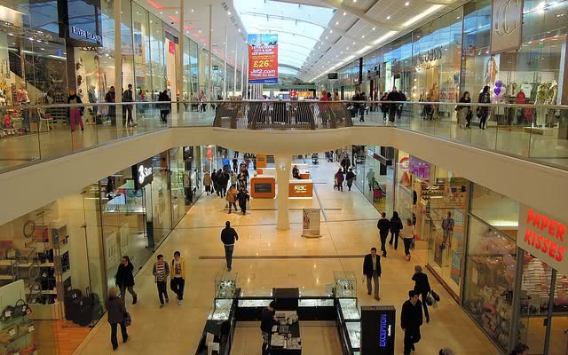 Personas caminando en un centro comercial 