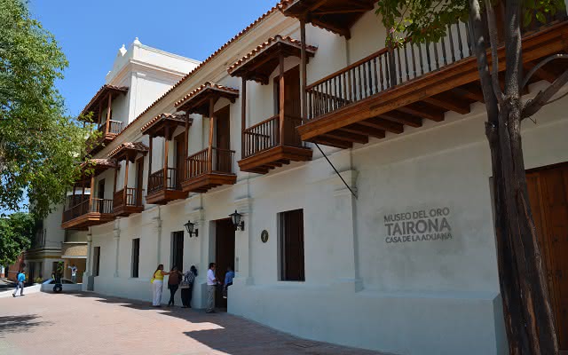 Vista de la Casa de la Aduana donde está el Museo del Oro Tairona.