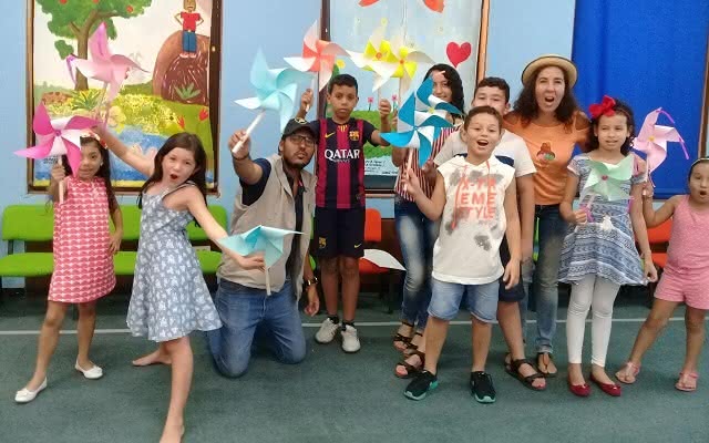 Niños con ringletes participando de Salón Creativo, talleres para niños y jóvenes. 