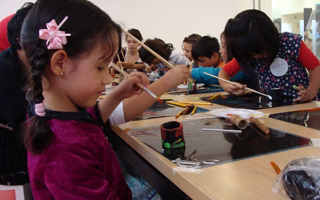 Niña participante de los talleres en el Exploratorio del Museo del Oro.