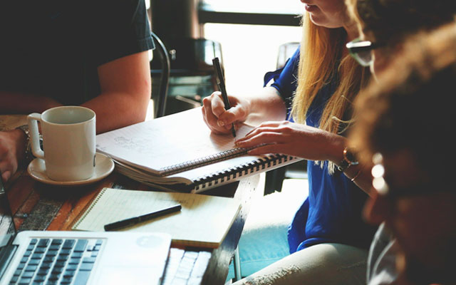 Jóvenes reunidos en un club de escritura