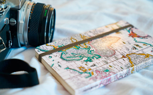 Libreta y cámara de fotos