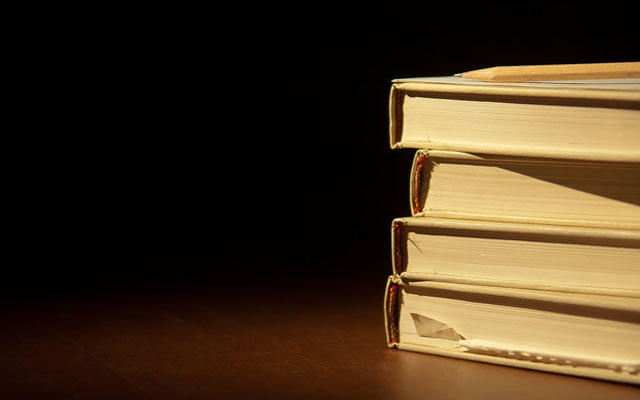 Fotografía de libros puestos sobre una mesa