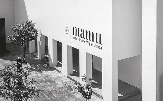 Plazoleta del Museo de Arte Miguel Urrutia- MAMU- en blanco y negro