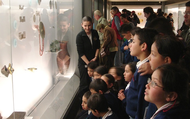 Grupo de niños asombrados frente a una vitrina del Museo del Oro
