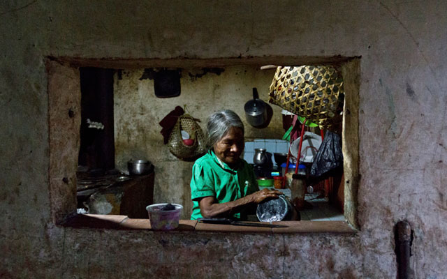 Mujer embera en la cocina de su casa