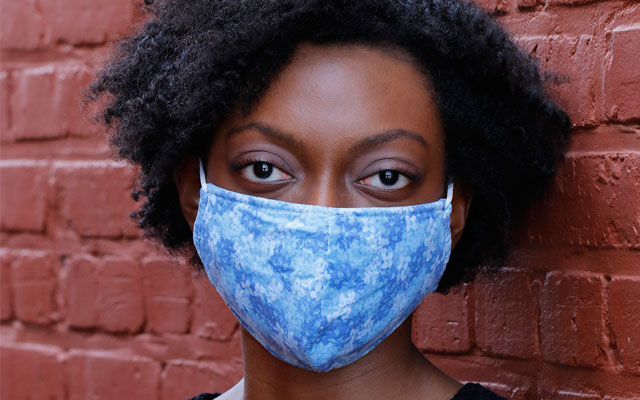 Mujer negra con tapabocas