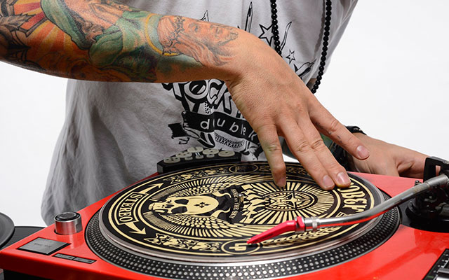Dj mezclando música hip hop