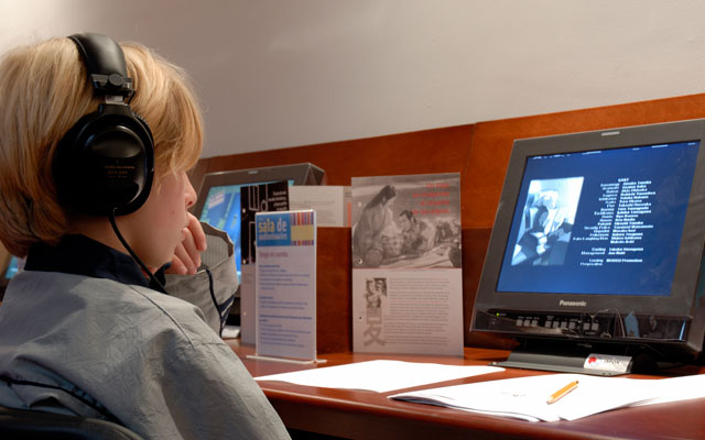 Niño investigando en computador de la BLAA