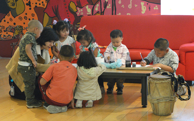 Niñas y niños en el Museo del Oro