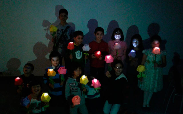 Niños sosteniendo faroles 