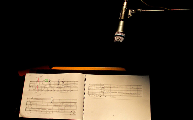 Partitura y micrófono