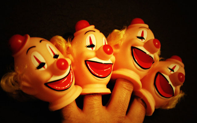 Payasos puestos en los dedos de una mano