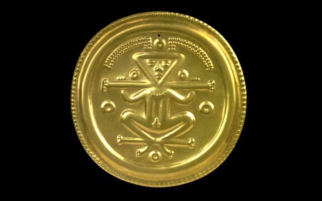 Pieza Tairona donde se observan cuatro puntos cardinales, el sol y la luna