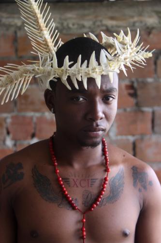 Foto de una obra donde se ve un hombre afro 