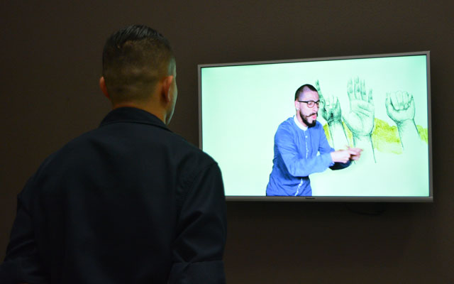 Joven viendo el glosario de Señas para la paz