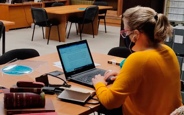Investigadora en la Sala de libros raros y manuscritos de la Biblioteca Luis Ángel Arango