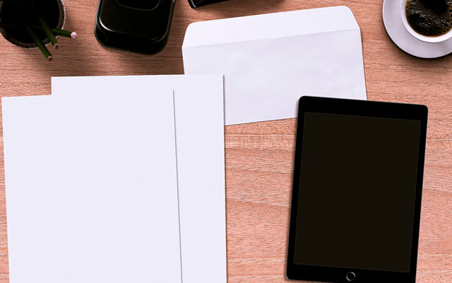 Escritorio con varios elementos 