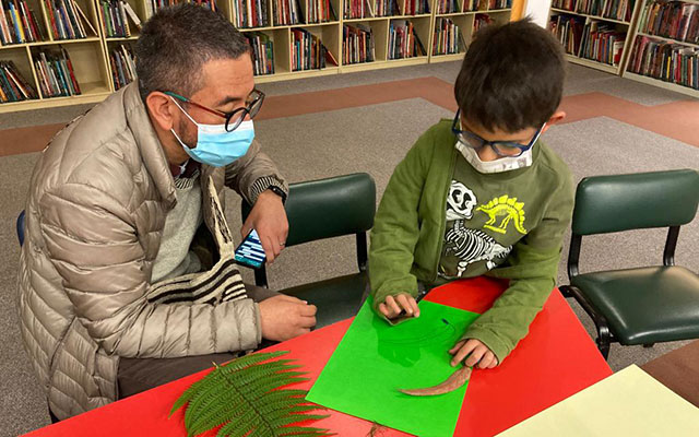 Niño y su papá en un taller de la BLAA