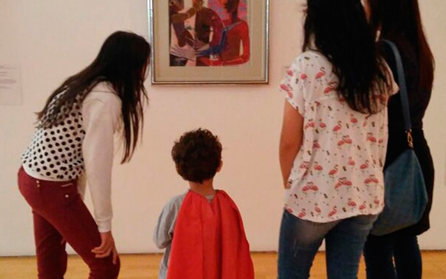 Niños observando un cuadro