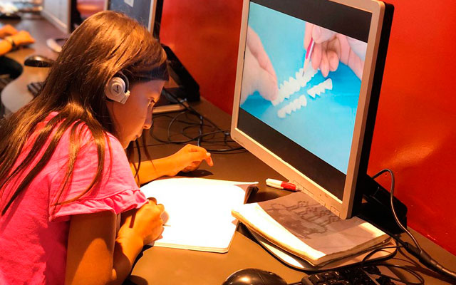 Niña participando en taller virtual 